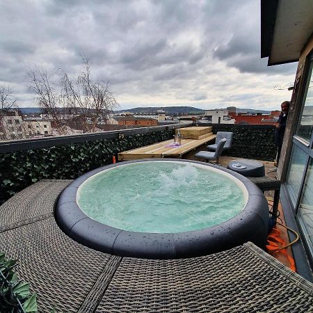 Central Penthouse With Hot Tub & Views 24 Cheltenham Dış mekan fotoğraf
