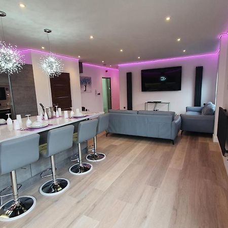 Central Penthouse With Hot Tub & Views 24 Cheltenham Dış mekan fotoğraf