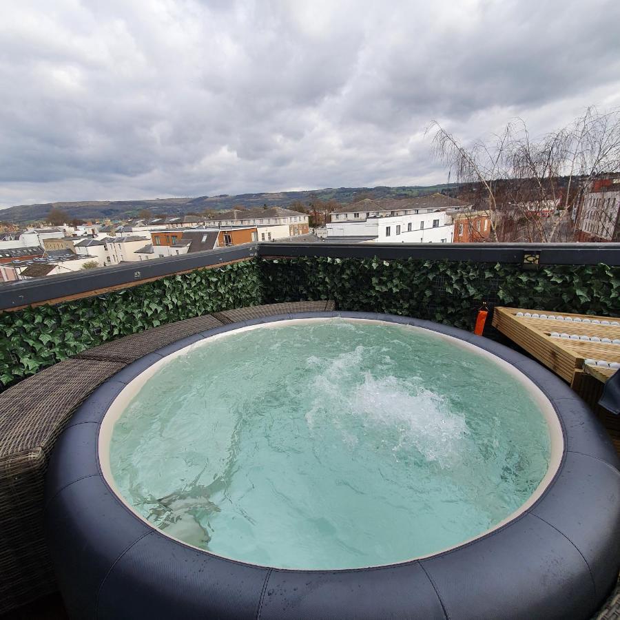 Central Penthouse With Hot Tub & Views 24 Cheltenham Dış mekan fotoğraf