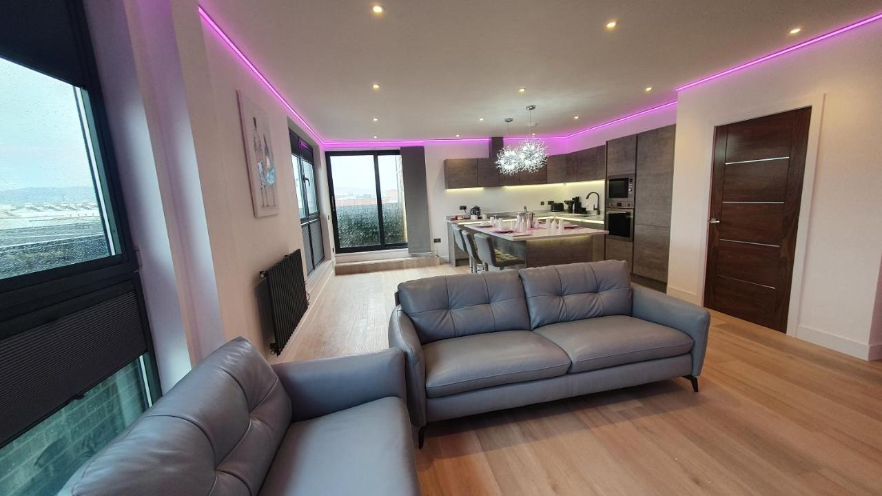 Central Penthouse With Hot Tub & Views 24 Cheltenham Dış mekan fotoğraf